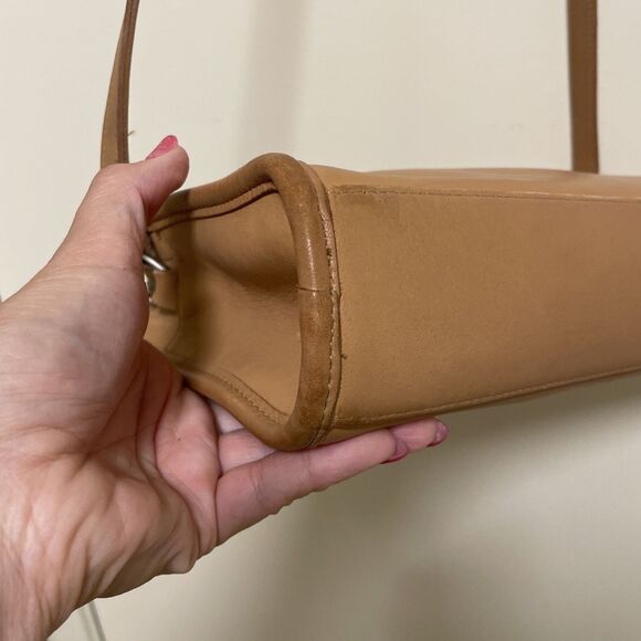 Vintage 90s Coach Sutton Bag 9814 Tan Light Brown Leather Shoulder Crossbody - Picture 8 of 15